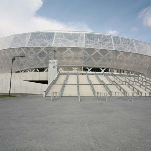 Imagen de la parte posterior de la instalación deportiva Allianz riviera con la cubierta de ETFE mon